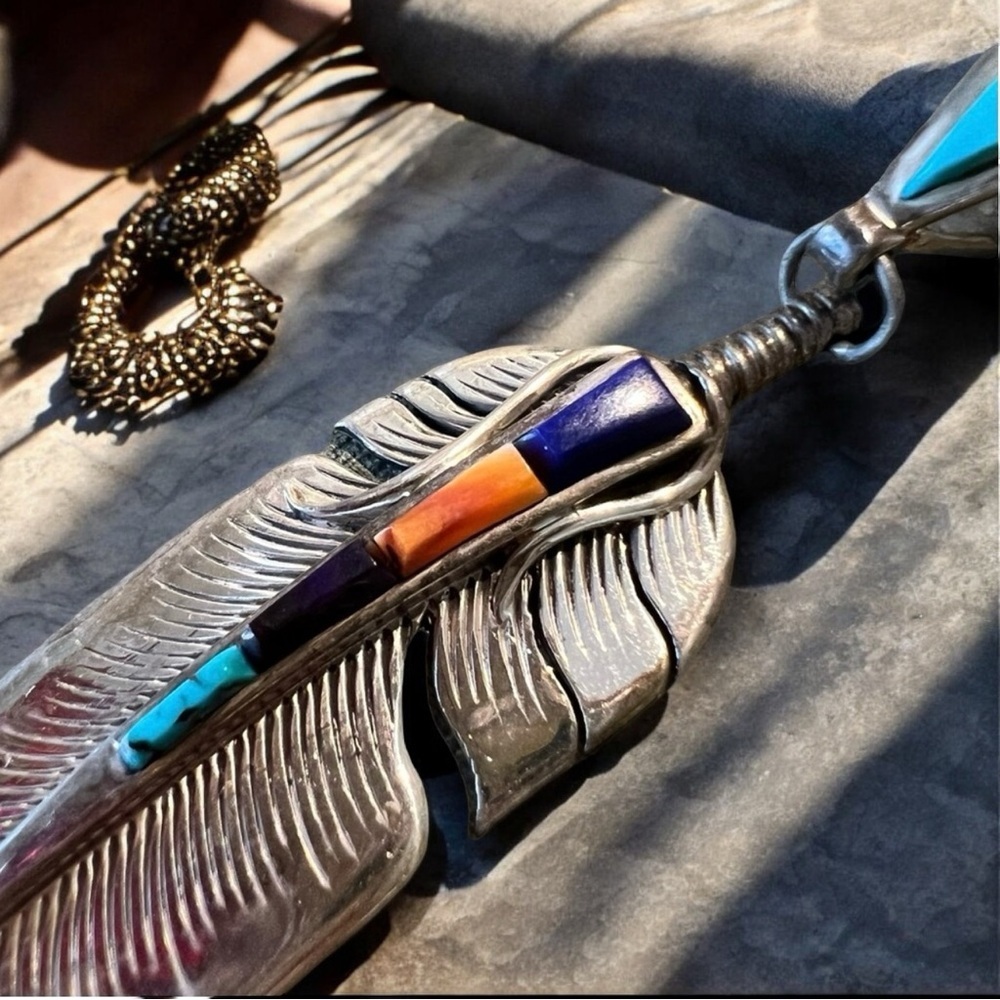 Vintage Christin Wolf feather stone inlay sterling silver pendant. 30+ years old - Picture 2 of 16